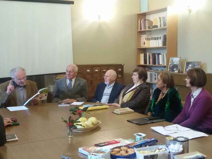 21 09 21 Literatros fakulteto klausytoj kryba Lietuvos 100 meiui